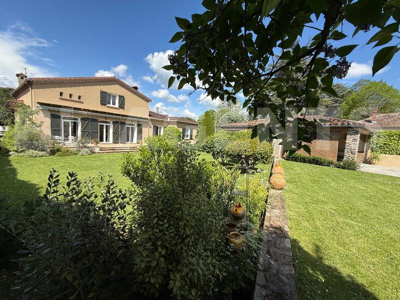 Demeure - 260 m² - 8 pièces