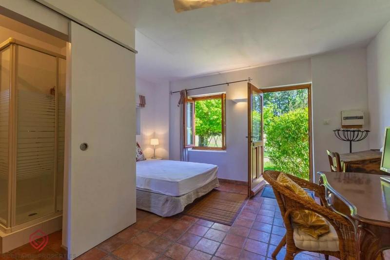 Propriété - 362 m² - 20 pièces