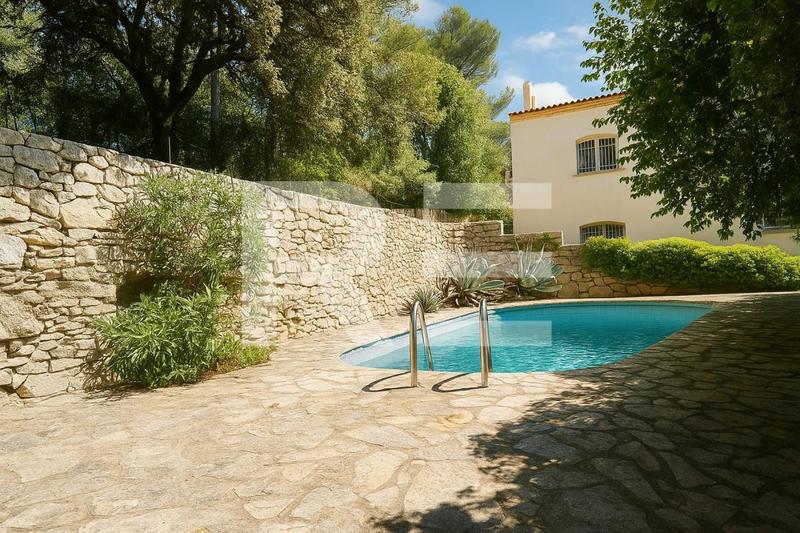 Maison - 250 m² - 14 pièces