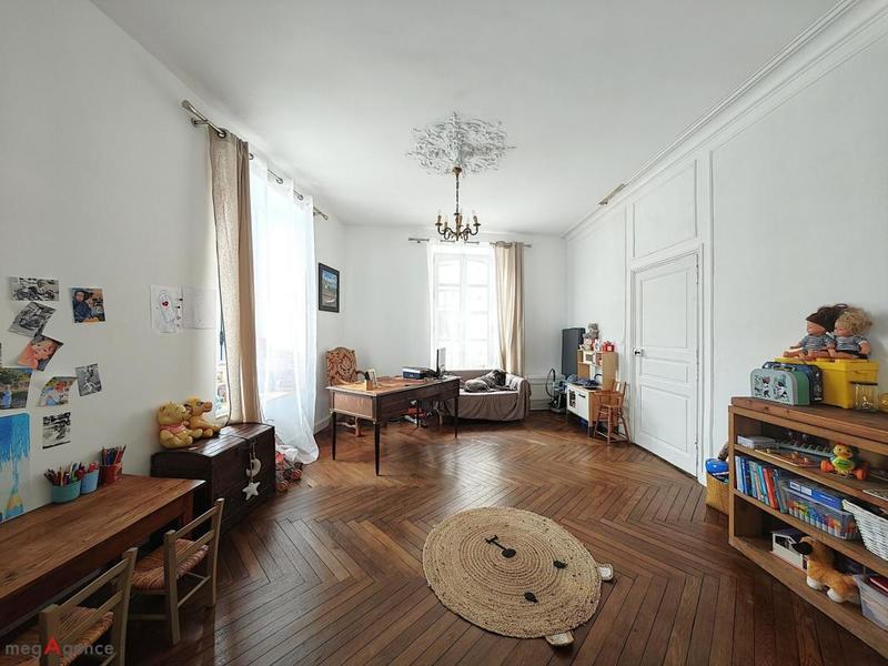 Maison - 225 m² - 9 pièces