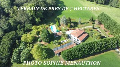 Propriété - 223 m² - 10 pièces