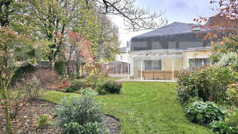 Maison - 570 m² - 13 pièces