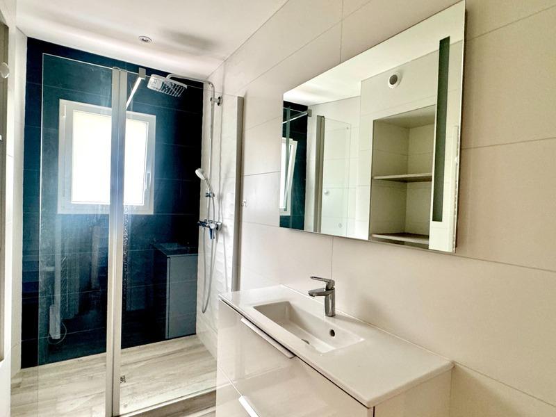 Maison - 201 m² - 9 pièces