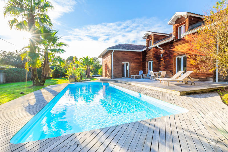 Maison - 270 m² - 11 pièces