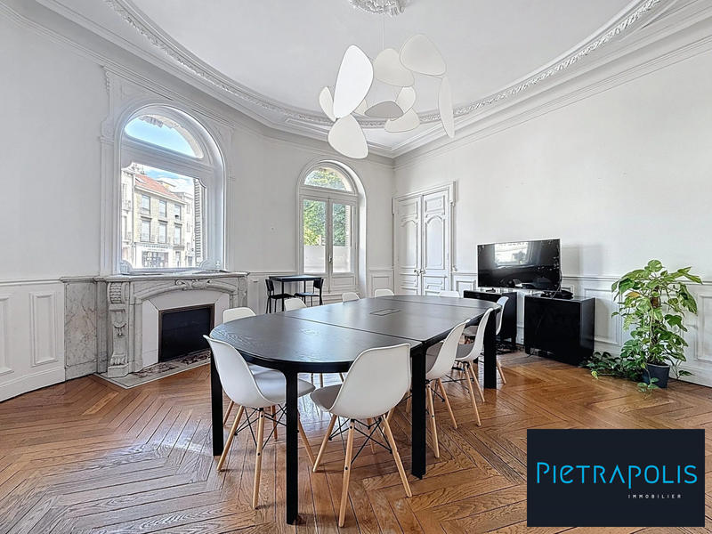 Appartement - 204 m² - 7 pièces