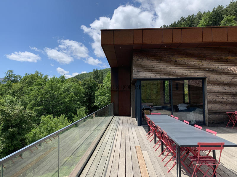 Maison - 600 m² - 25 pièces