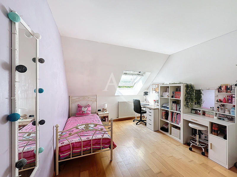 Maison - 240 m² - 8 pièces