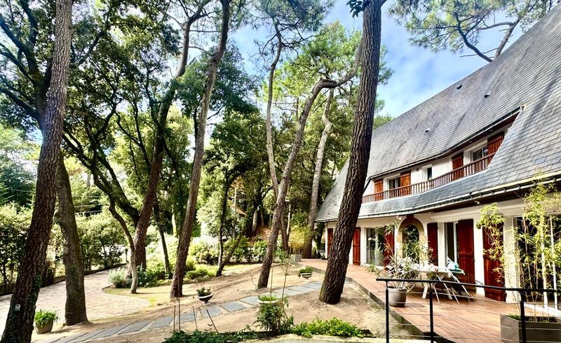 Maison - 201 m² - 9 pièces