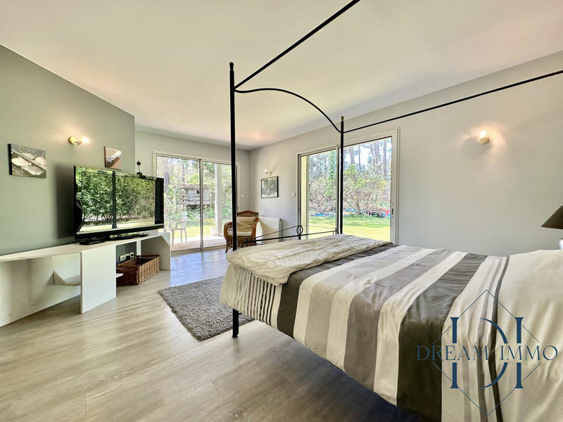 Maison contemporaine - 360 m² - 8 pièces