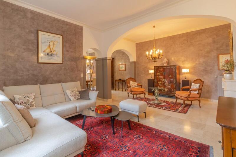 Maison - 233 m² - 9 pièces