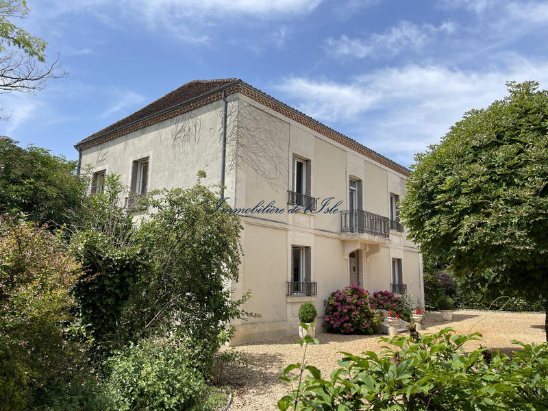 Maison - 285 m² - 8 pièces