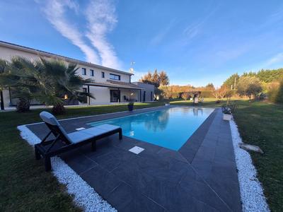 Maison - 290 m² - 5 pièces