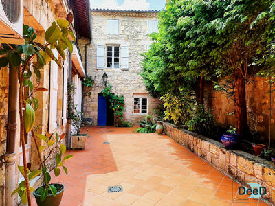 Maison - 288 m² - 9 pièces