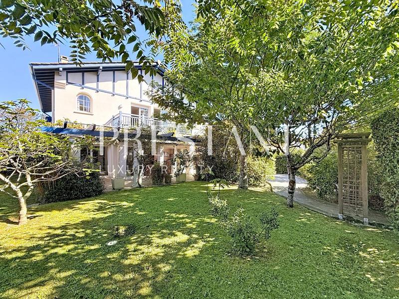 Maison - 230 m² - 6 pièces