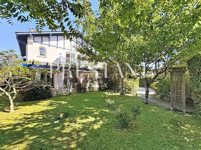 Maison - 230 m² - 6 pièces