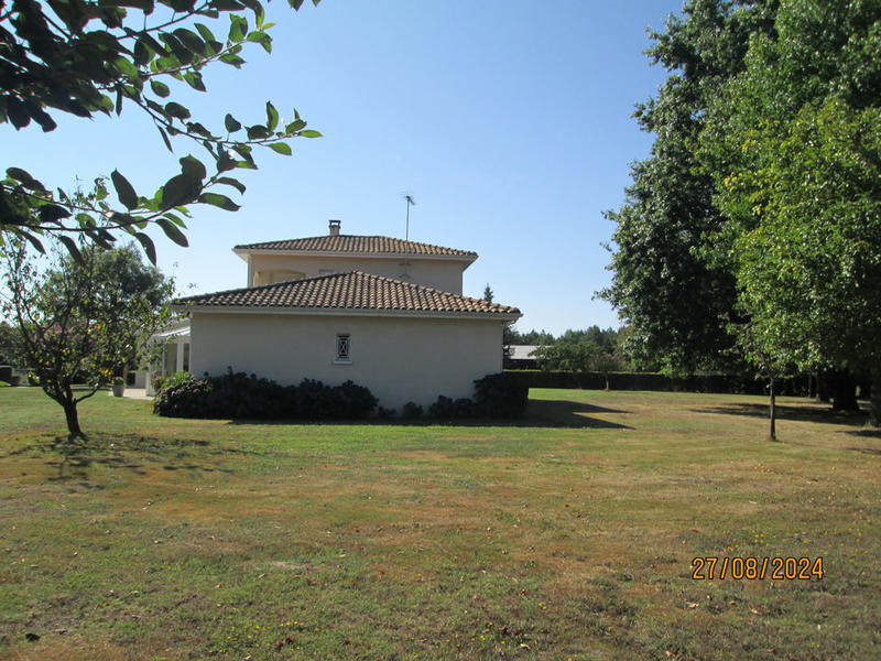 Maison - 221 m² - 8 pièces