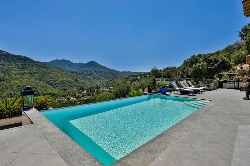 Villa - 300 m² - 10 pièces