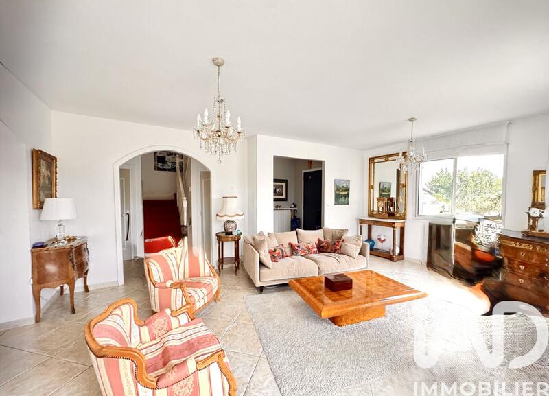 Maison - 202 m² - 7 pièces