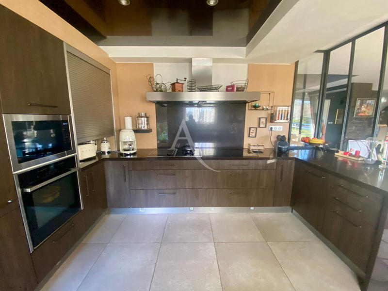 Maison - 250 m² - 7 pièces