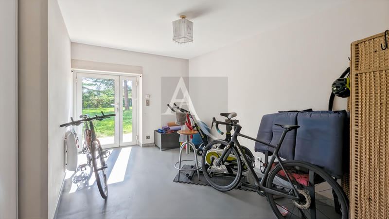 Maison - 330 m² - 11 pièces