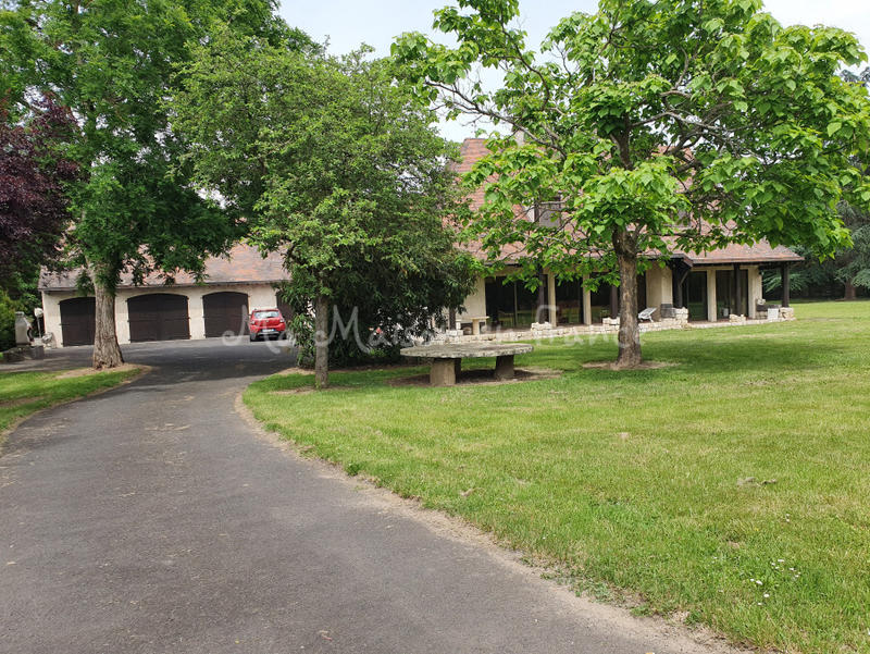 Maison - 300 m² - 11 pièces