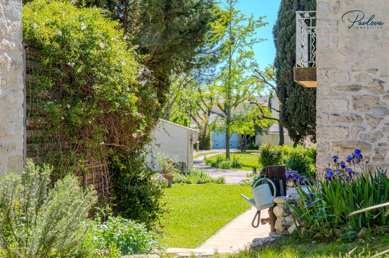 Maison traditionnelle - 280 m² - 6 pièces