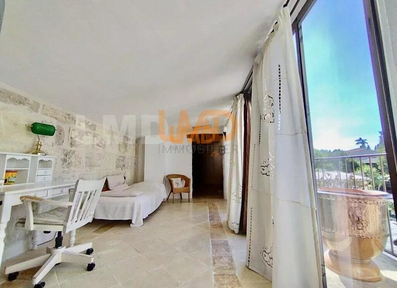 Maison - 300 m² - 11 pièces