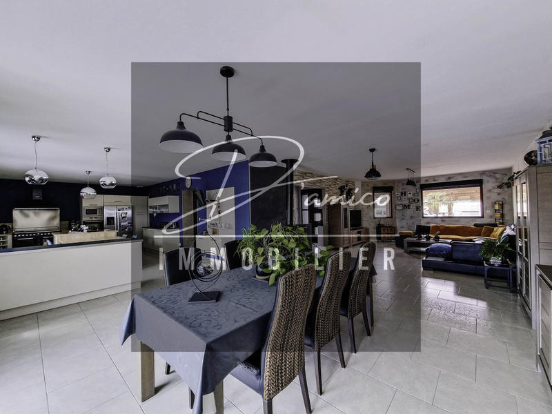 Maison - 214 m² - 10 pièces