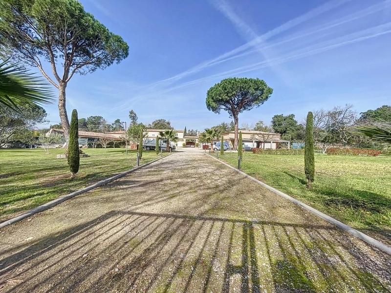 Villa - 407 m² - 13 pièces