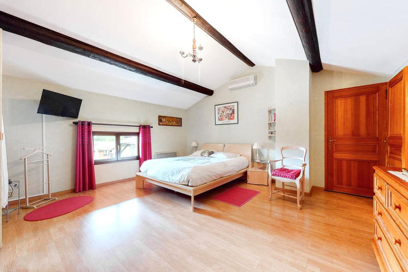 Maison - 239 m² - 11 pièces