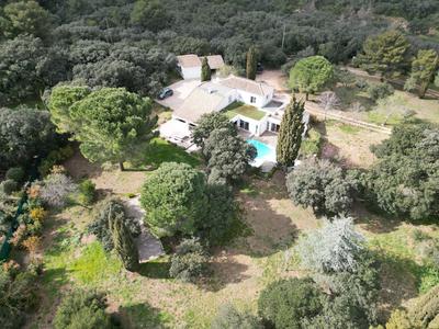 Maison - 250 m² - 6 pièces