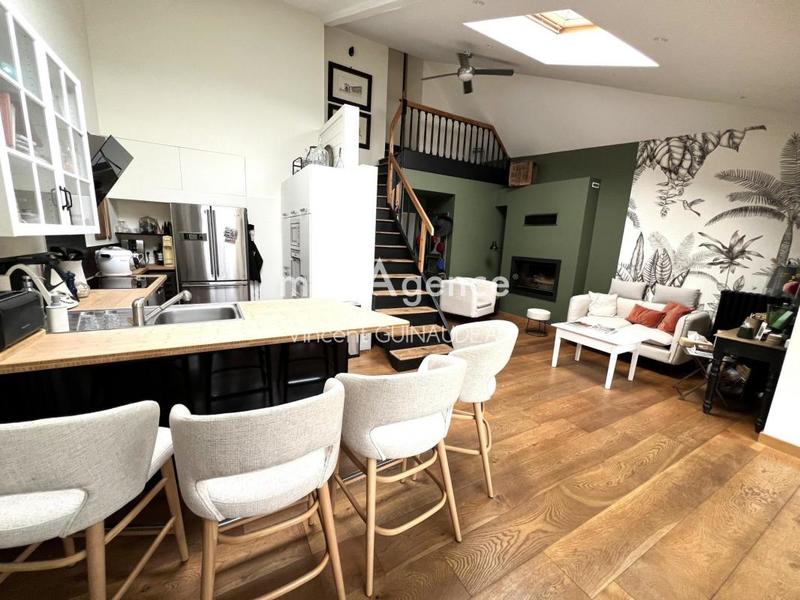 Maison - 208 m² - 9 pièces