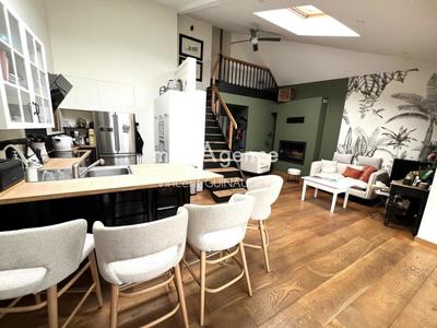 Maison - 208 m² - 9 pièces