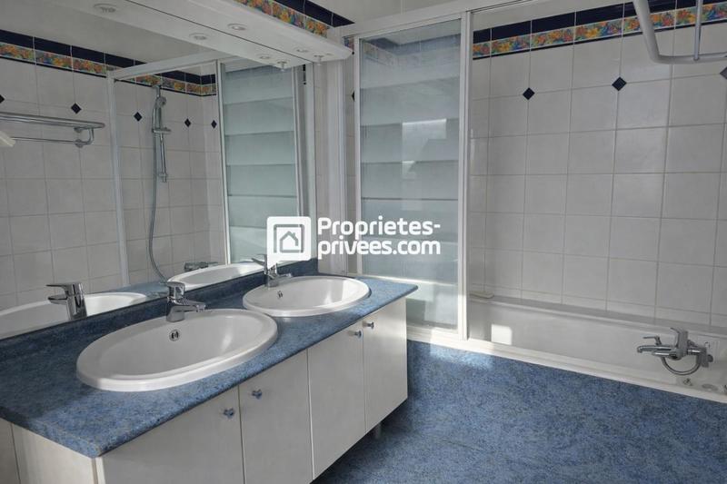 Maison - 236 m² - 8 pièces