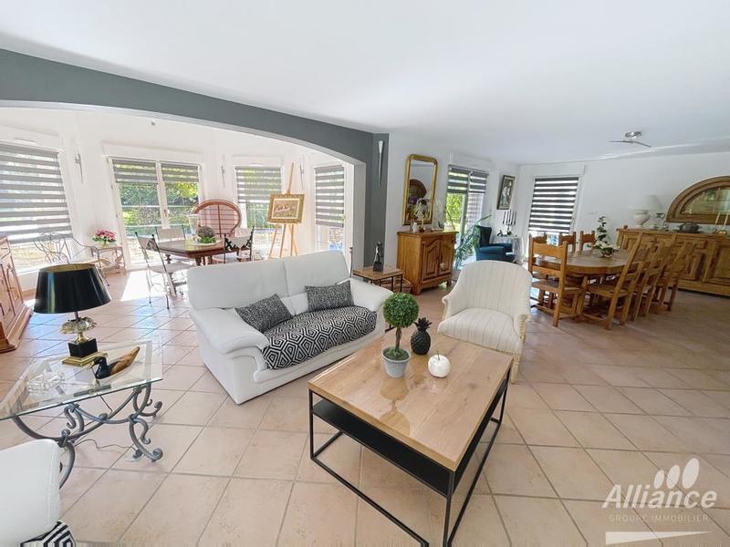 Propriété - 255 m² - 6 pièces