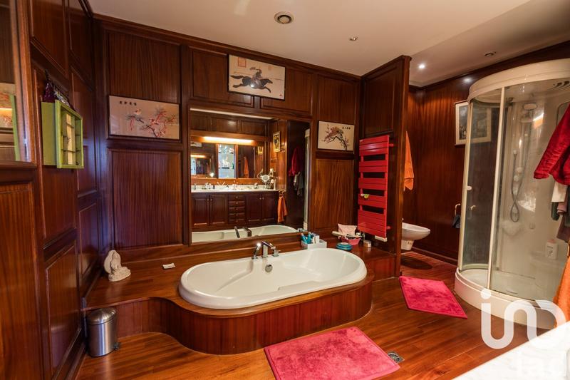 Maison - 586 m² - 11 pièces