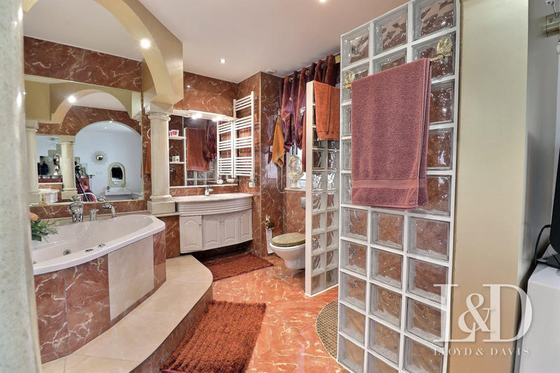 Maison contemporaine - 574 m² - 12 pièces