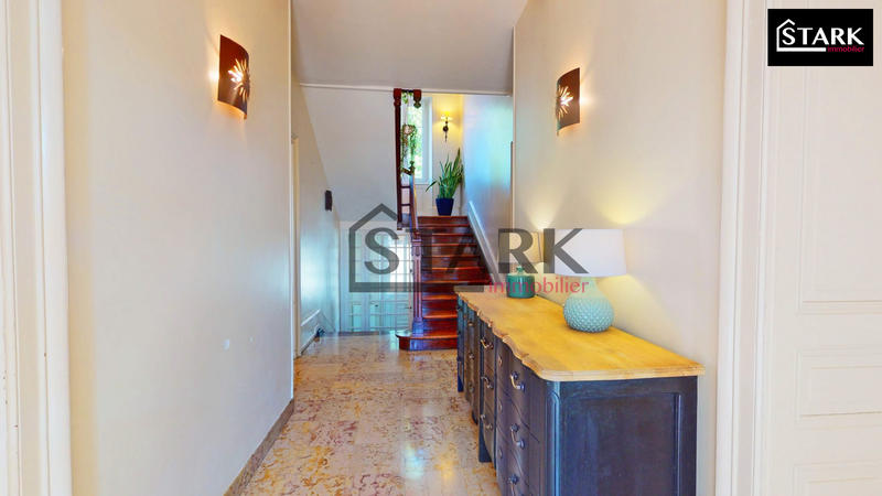 Maison - 230 m² - 7 pièces