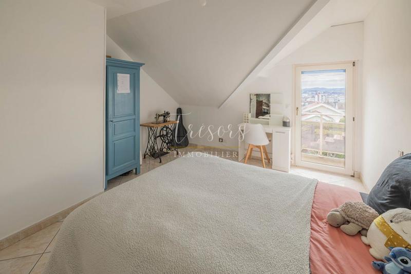 Maison - 270 m² - 12 pièces