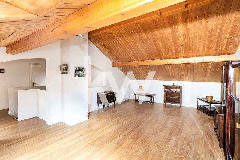 Maison - 287 m² - 8 pièces