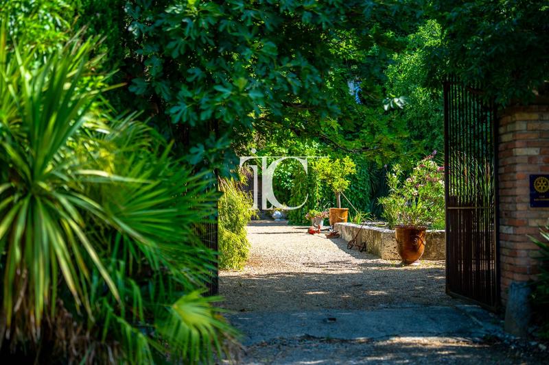 Mas - 466 m² - 13 pièces