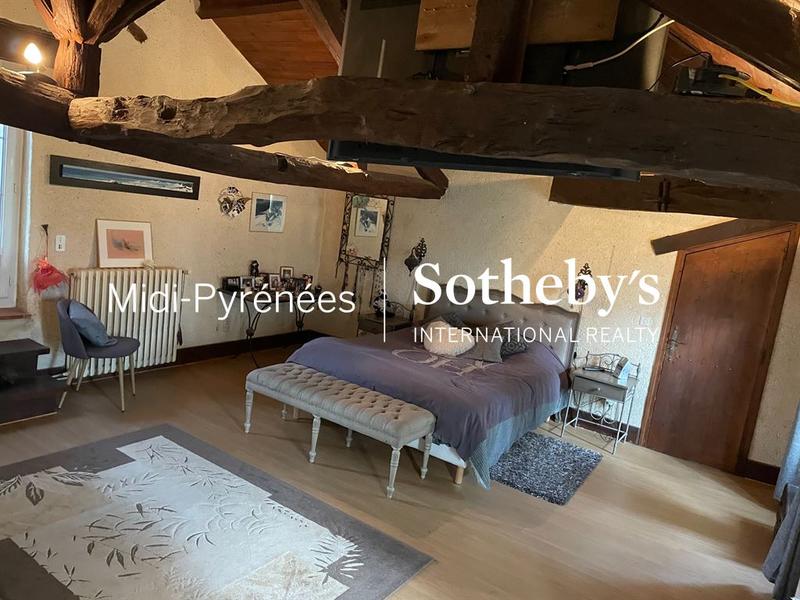 Propriété - 661 m² - 16 pièces