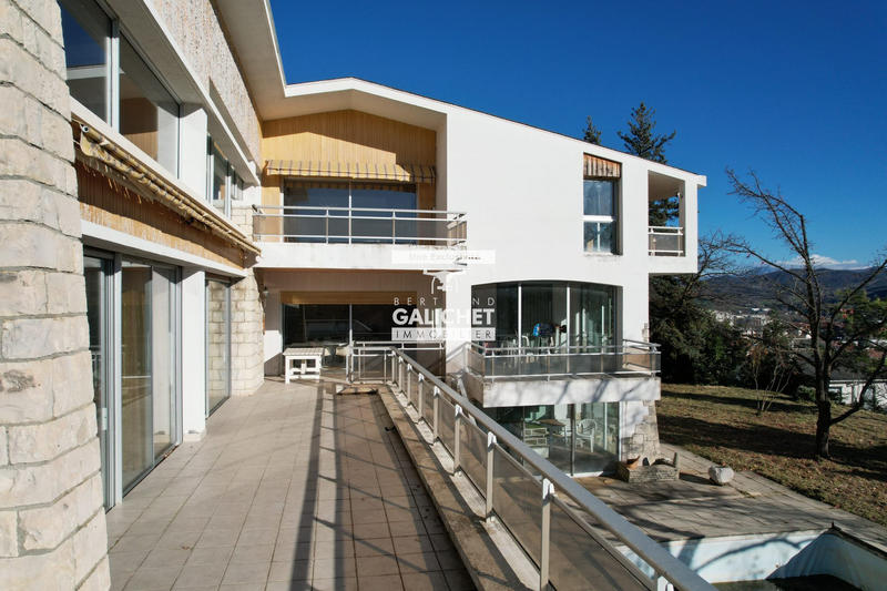 Maison - 412 m² - 8 pièces