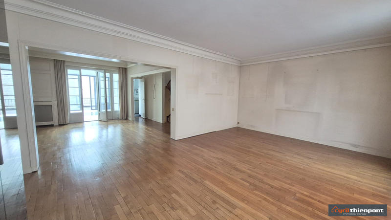 Maison - 300 m² - 13 pièces