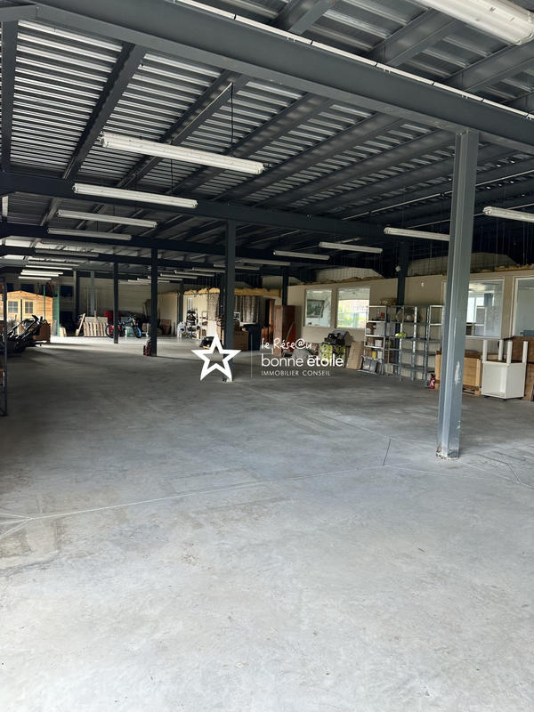 Entrepôt - 730 m²