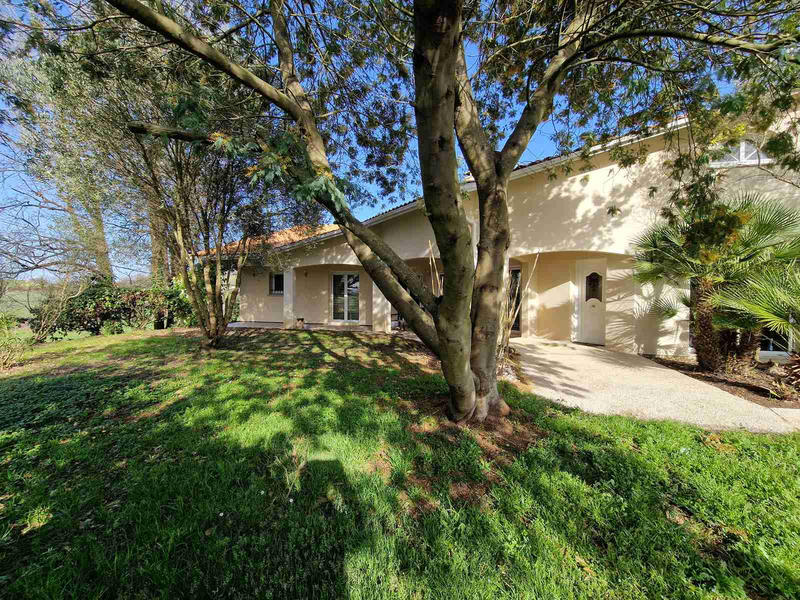 Maison - 246 m² - 7 pièces