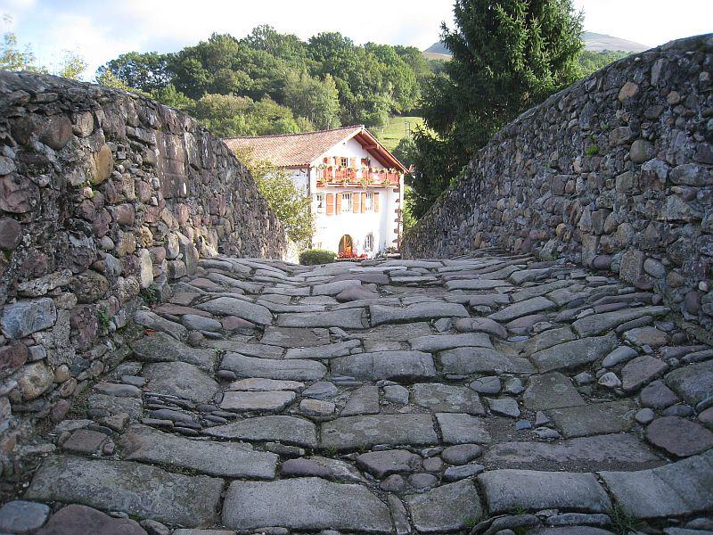 Visite du centre d'interprétation Mehaka sur la Basse Navarre et du village de Baigorri en basque. Mehakaren bisita eta Baigorriko bisita