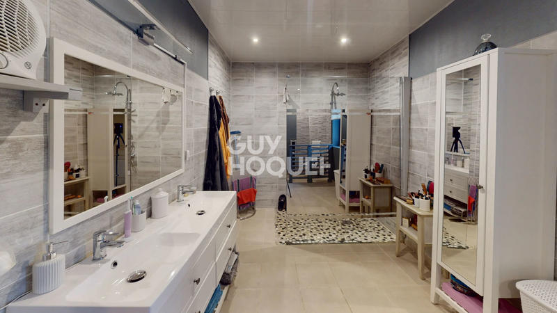 Maison - 377 m² - 10 pièces