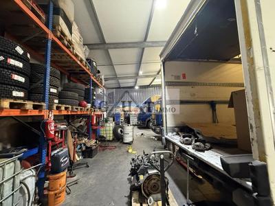 Entrepôt - 1 060 m²