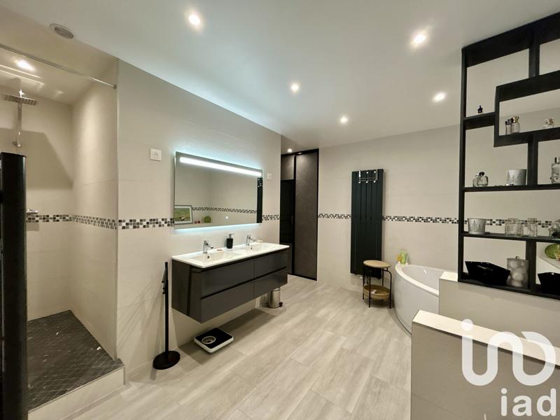 Maison - 229 m² - 9 pièces